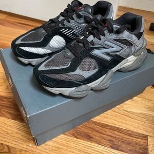 9060 New Balance Black and Gray Sneakers